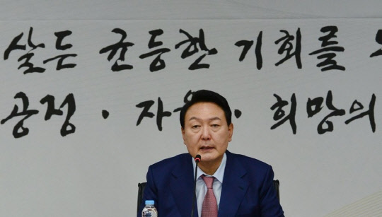 충북혁신도시 및 국립소방병원 건립 현장 점검에 나선 윤석열 대통령 당선인이 지난달 29일 충북 음성군 한국고용정보원을 방문, 인사말을 하고 있다. <연합뉴스>